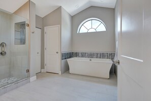 Combined shower/bathtub, hair dryer, towels, soap - Manor on the Canal/Luxury Oasis/Pool-Hot Tub-Dock (Palm Coast)