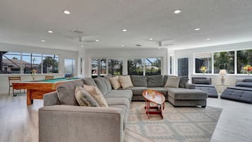 Smart TV, chimenea, tenis de mesa y monitor de computadora