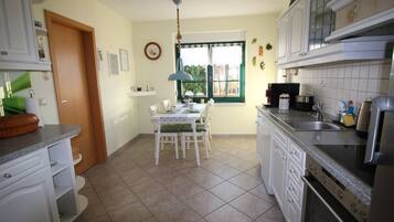 Køleskab, mikrobølgeovn, kogeplade, opvaskemaskine