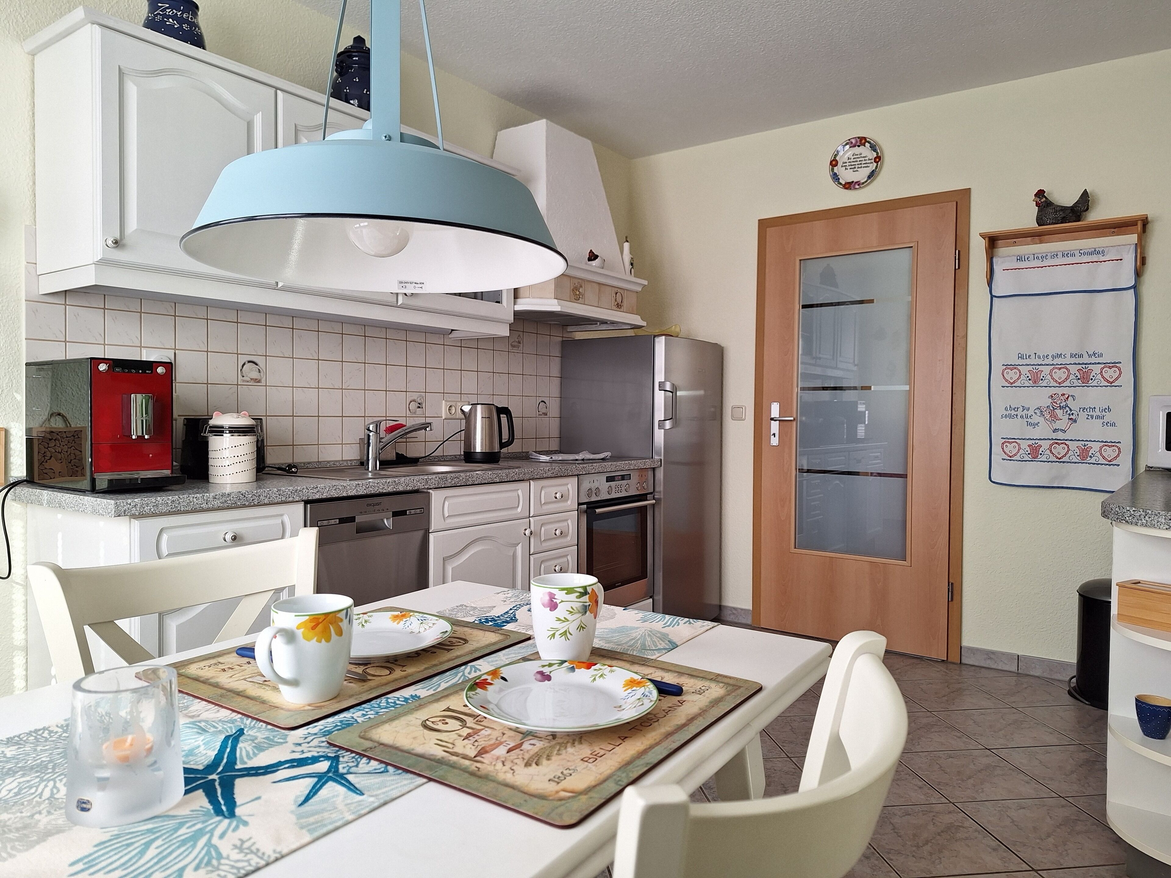 Køleskab, mikrobølgeovn, kogeplade, opvaskemaskine