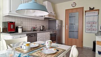 Een koelkast, een magnetron, een kookplaat, een vaatwasser