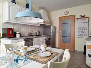 Kühlschrank, Mikrowelle, Herdplatte, Geschirrspüler