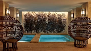 Piscina coperta, piscina all'aperto, lettini