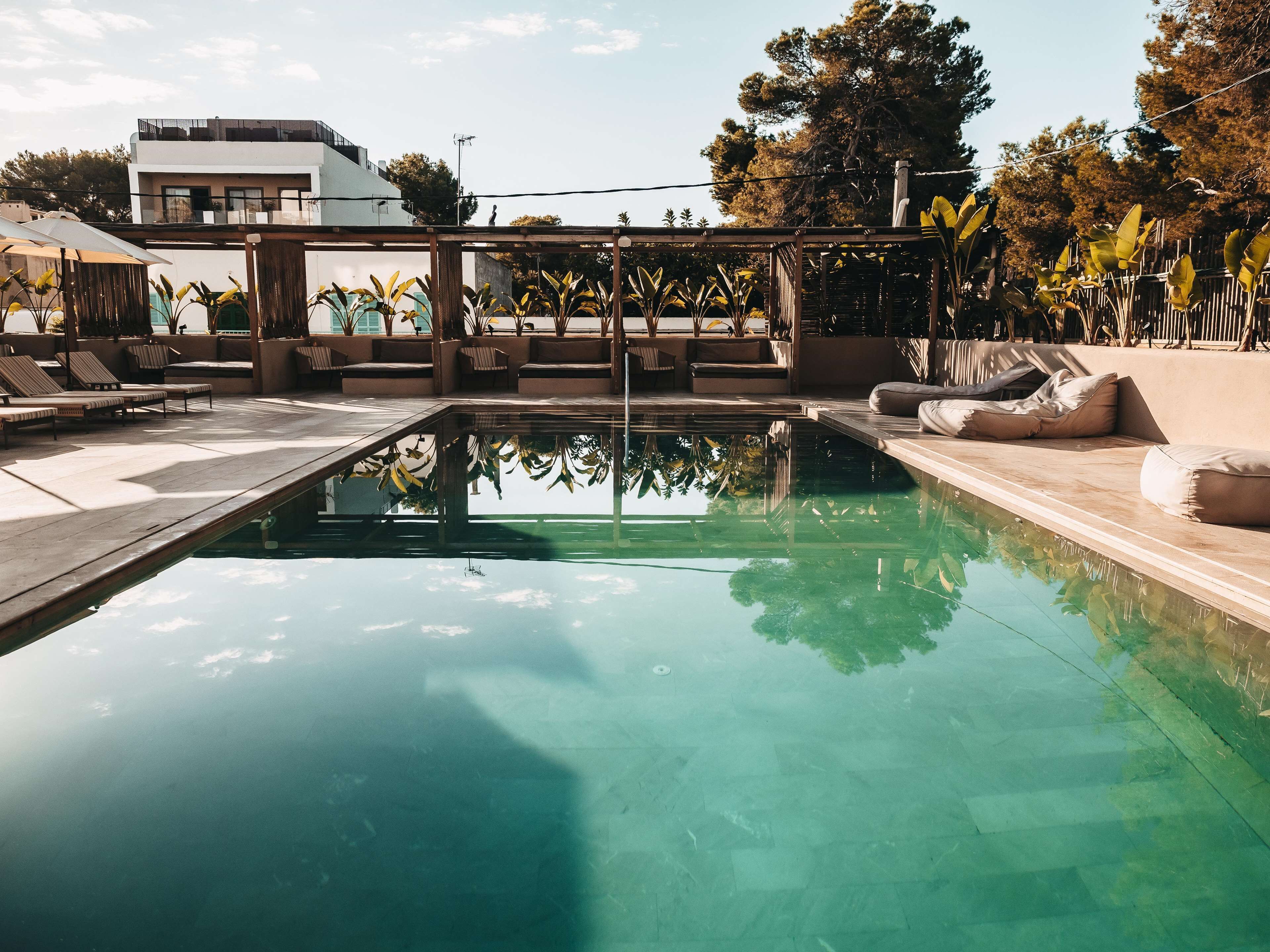 Een binnenzwembad, een buitenzwembad, ligstoelen bij het zwembad