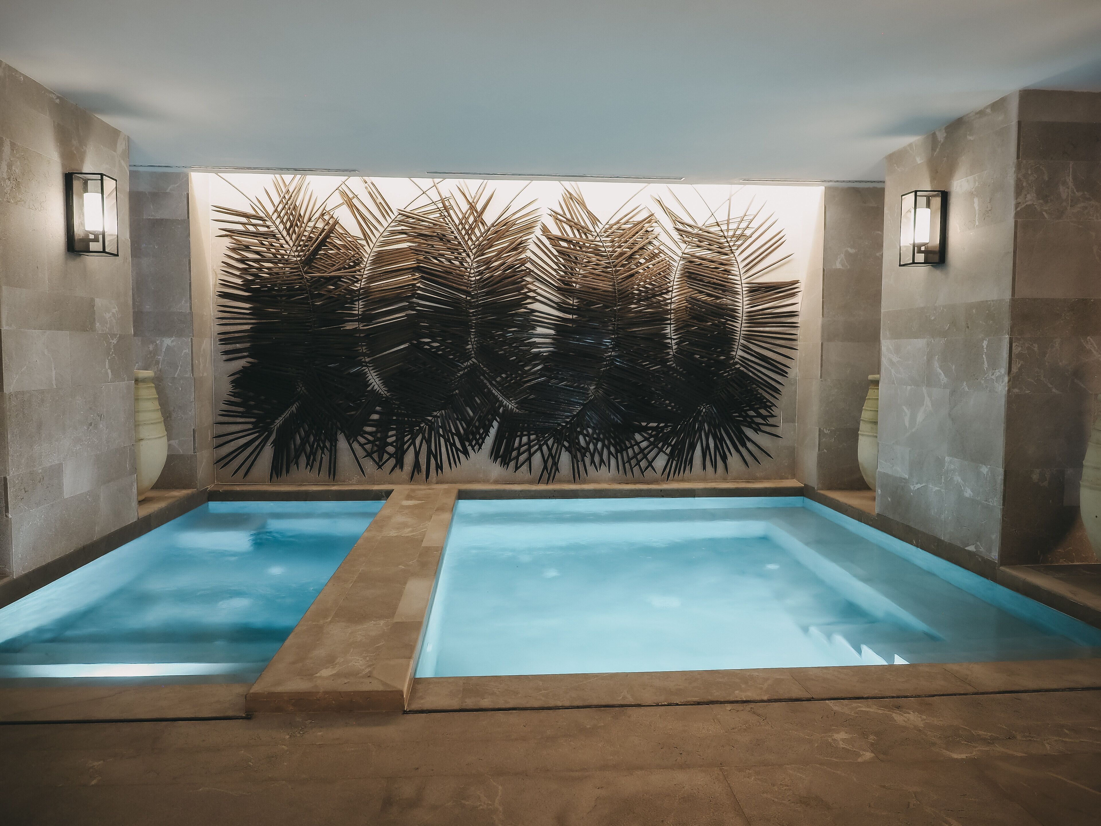 Alberca techada, alberca al aire libre y camastros