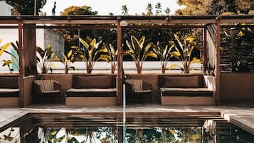 Hồ bơi trong nhà, hồ bơi ngoài trời, ghế dài tắm nắng