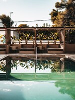 Una piscina cubierta, una piscina al aire libre, tumbonas