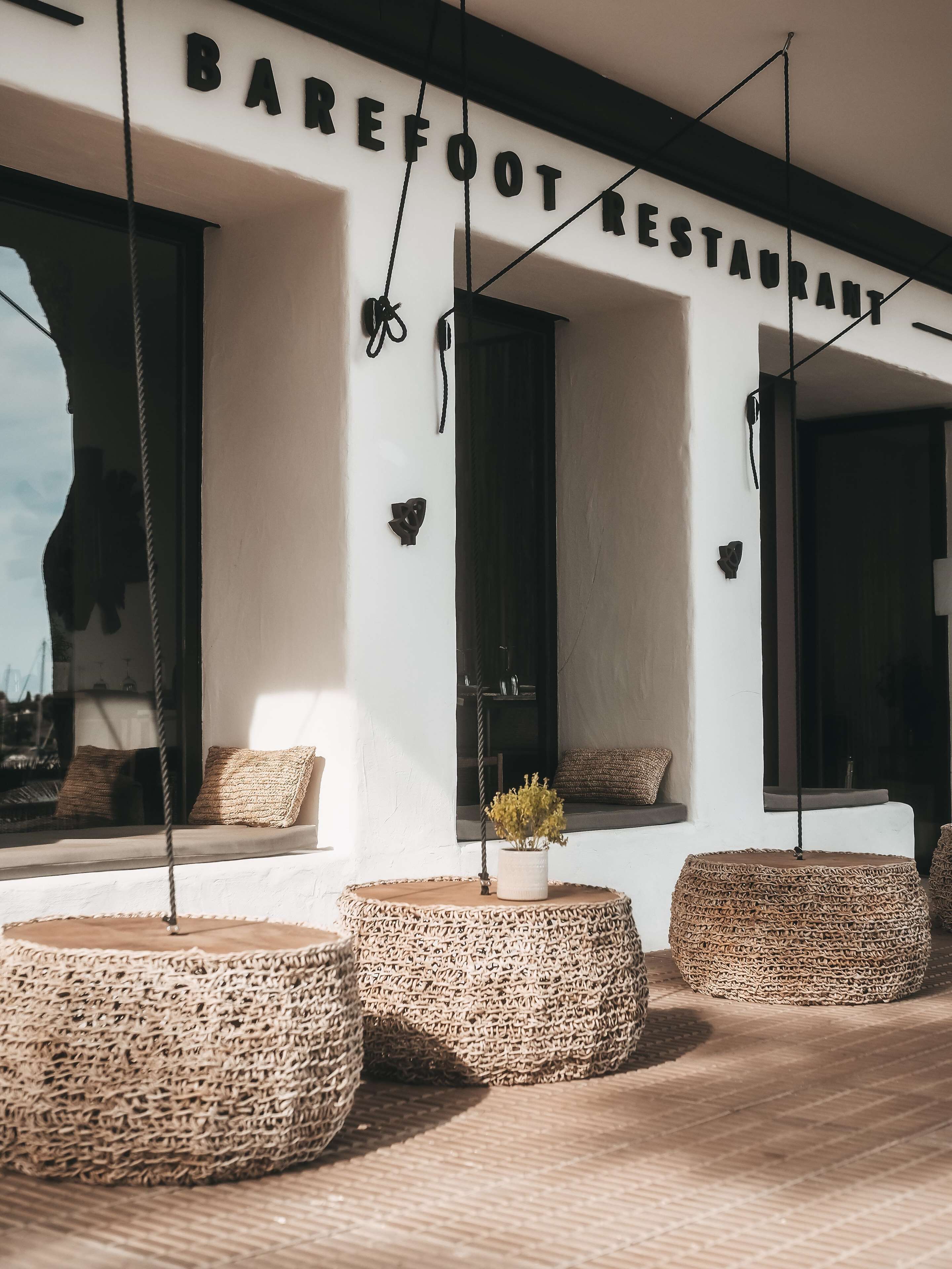 Un restaurante Barefoot con maceteros tejidos y un diseño moderno.