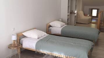 2 Schlafzimmer, Schreibtisch, Bügeleisen/Bügelbrett, Reisekinderbett