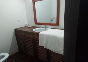 シャワー、スリッパ、タオル