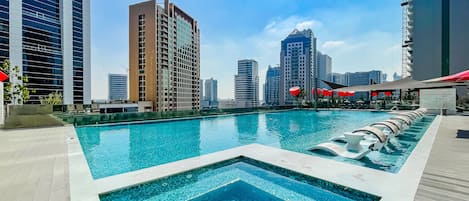 Una piscina cubierta