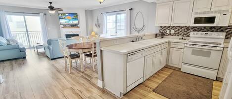 Mikrowelle, Wasserkocher mit Kaffee-/Teezubehör