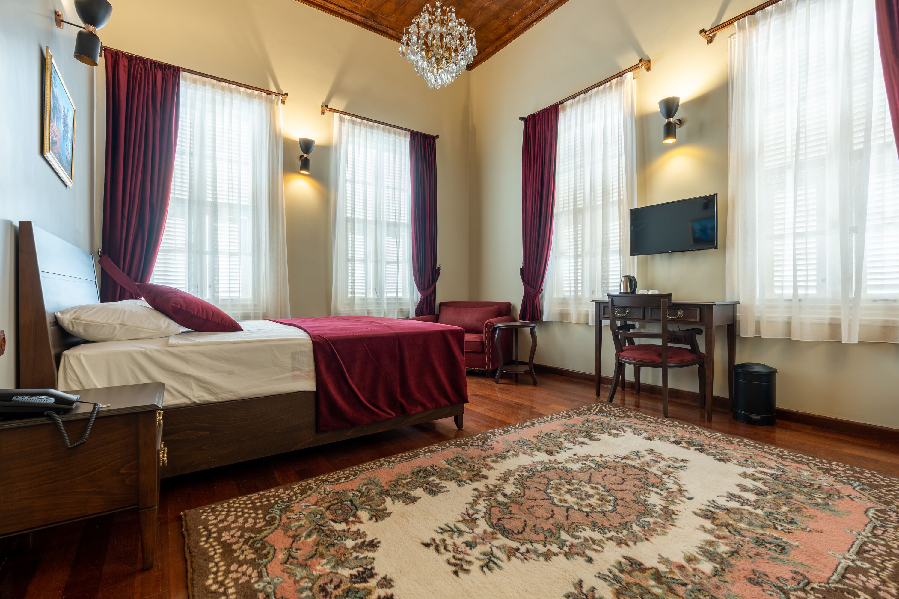 select comfort beds, minibar, in-room safe, desk