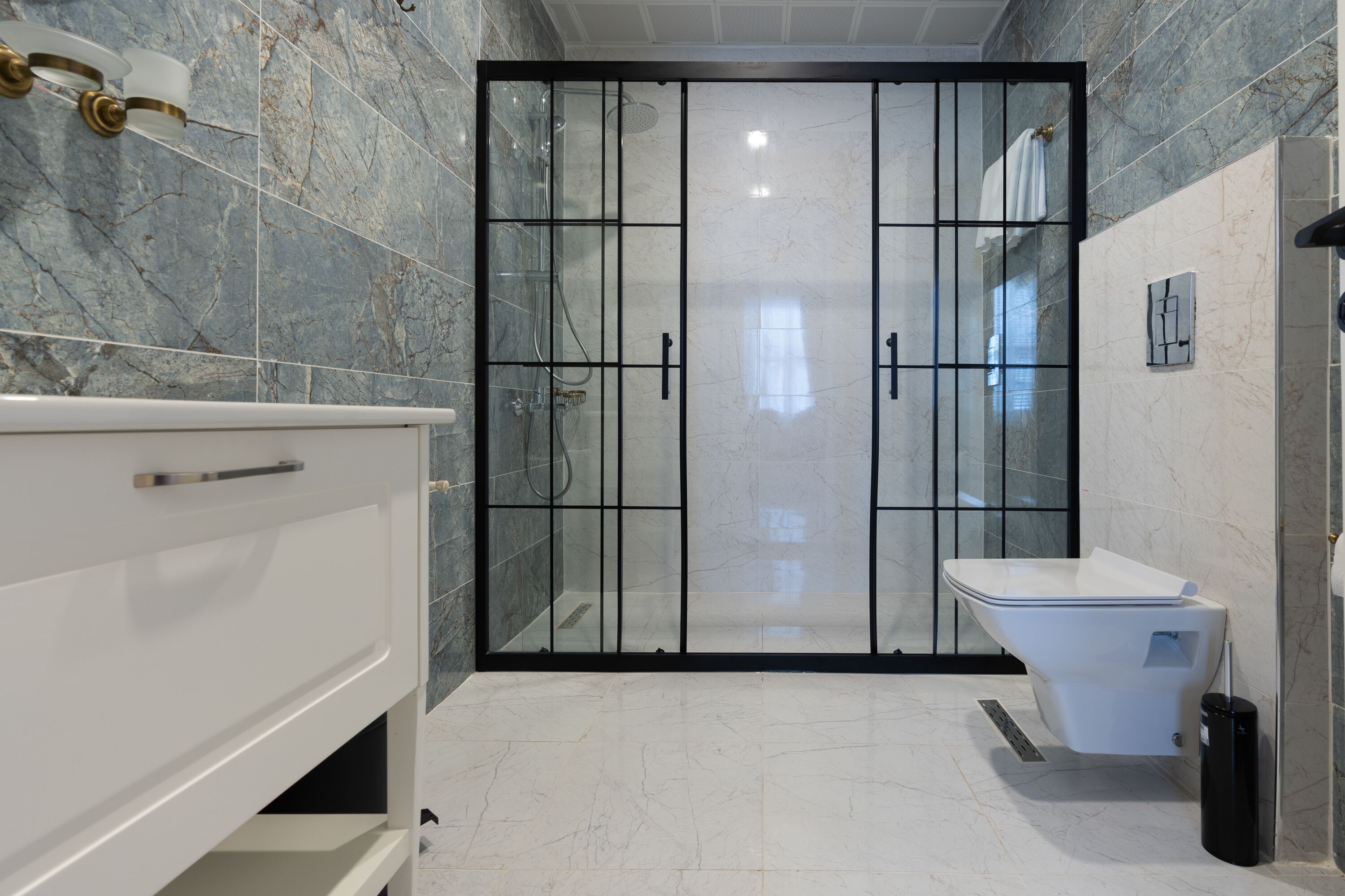 select comfort beds, minibar, in-room safe, desk