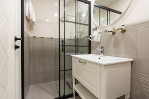 Habitación doble estándar | Camas Select Comfort, minibar y caja de seguridad en la habitación 