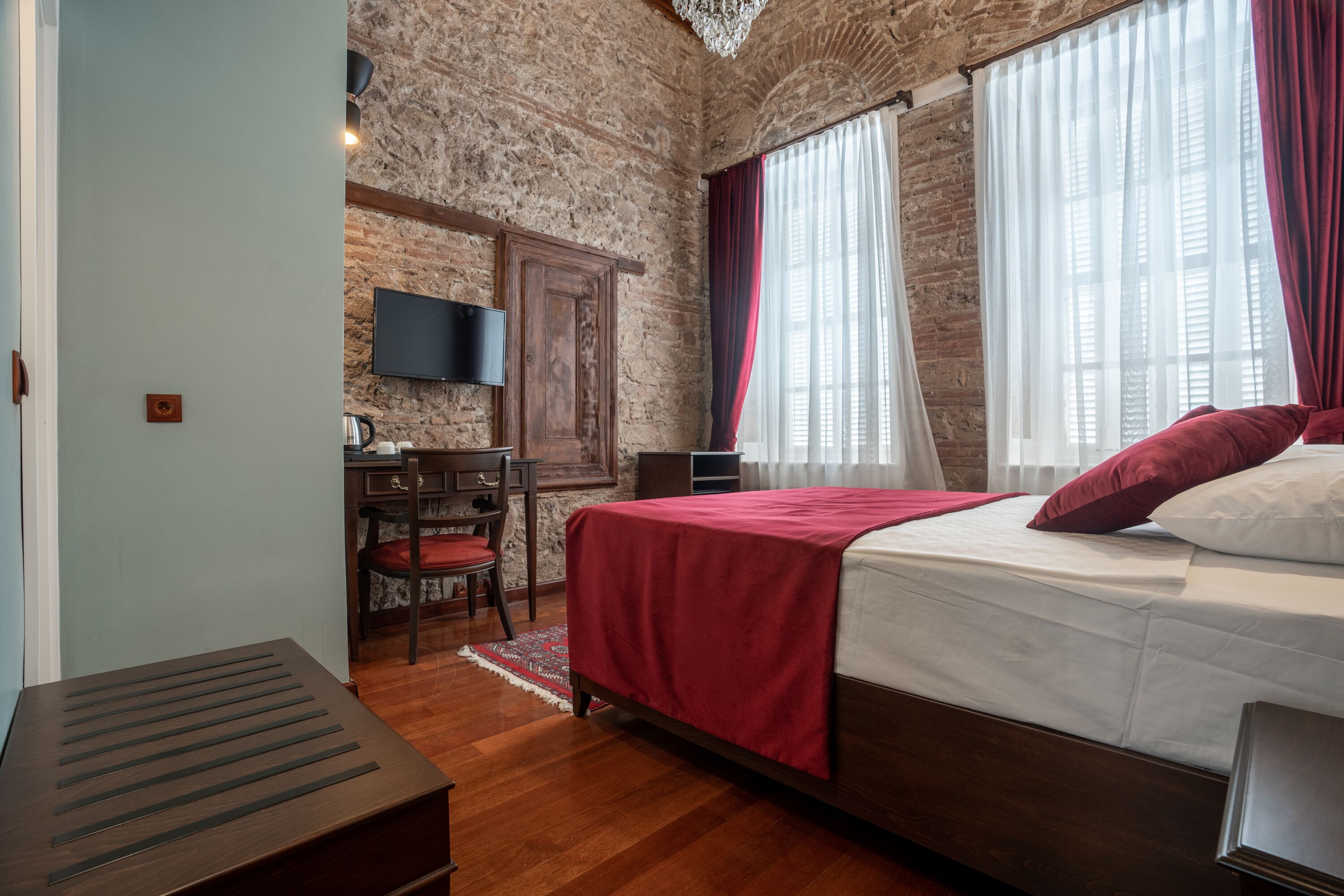 select comfort beds, minibar, in-room safe, desk