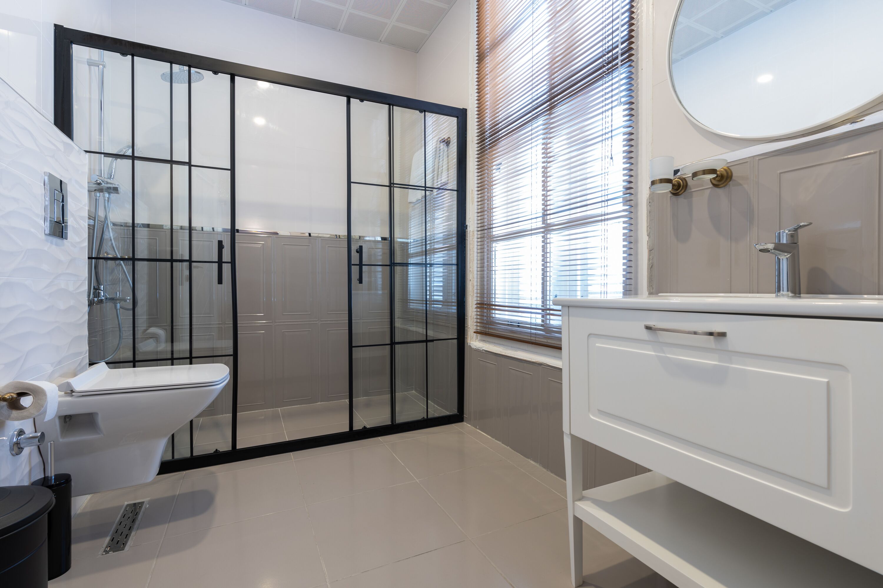 shower, hydromassage showerhead, free toiletries, hair dryer