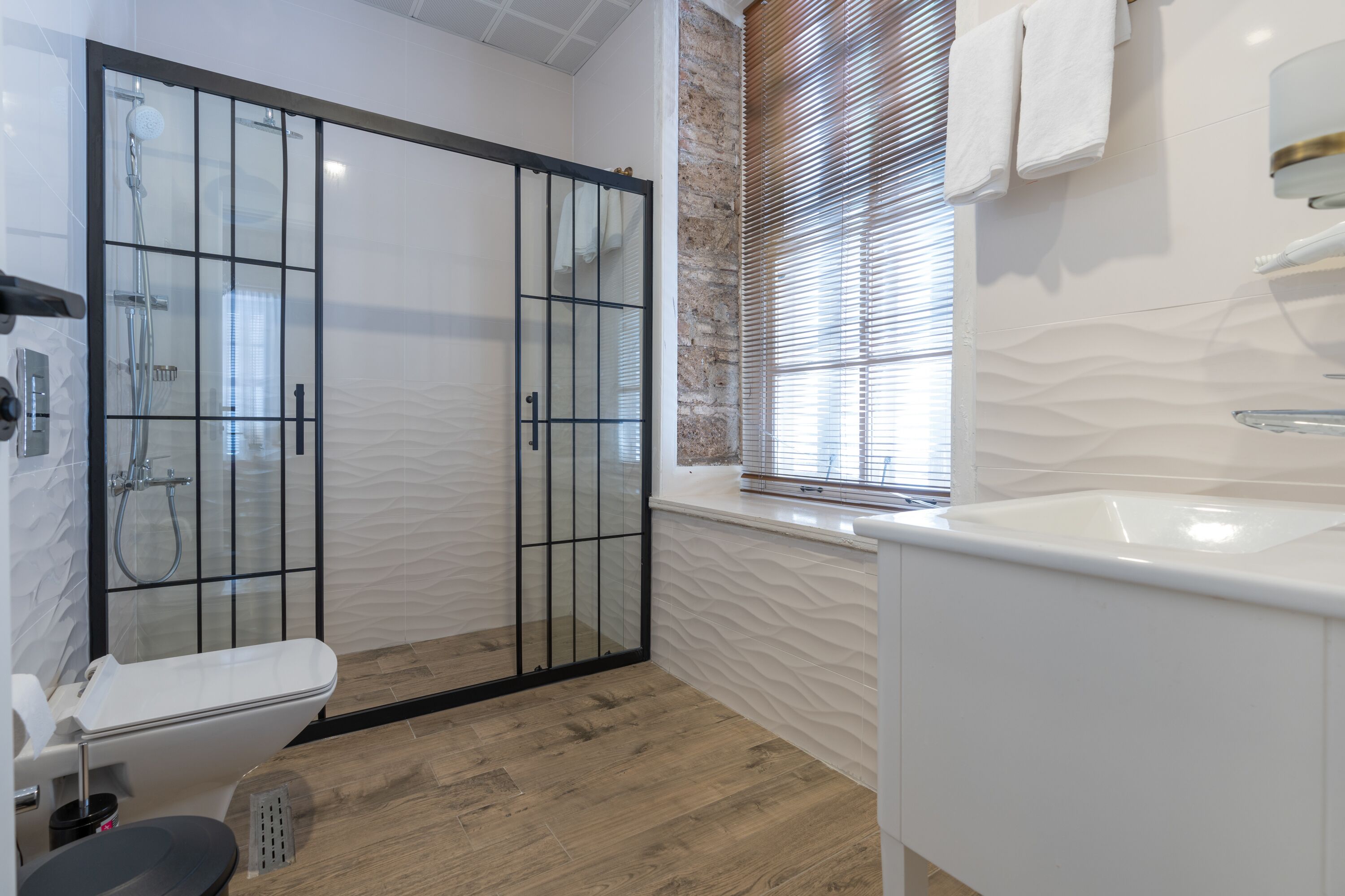 shower, hydromassage showerhead, free toiletries, hair dryer