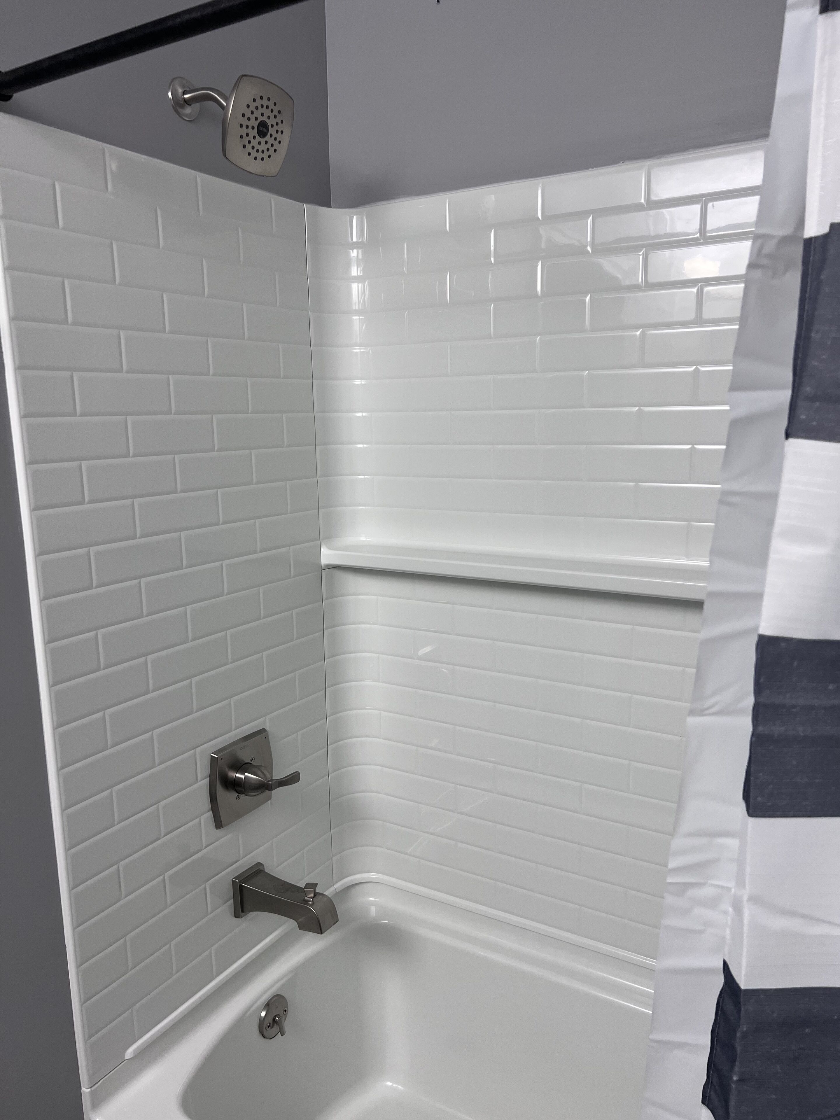 Ducha y bañera combinadas, secador de pelo, toallas y jabón