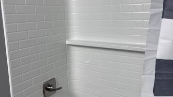 Ducha y bañera combinadas, secador de pelo, toallas y jabón