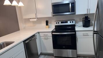 Frigorífico, microondas, horno y placa de cocina