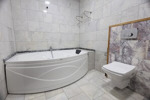 Luksussviitti, parveke, näköala uima-altaalle | Kylpyhuone | Ilmaiset hygieniatuotteet, hiustenkuivaaja, kylpytakit, pyyhkeet