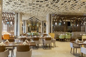 Bữa sáng buffet hàng ngày với phụ phí nhỏ 