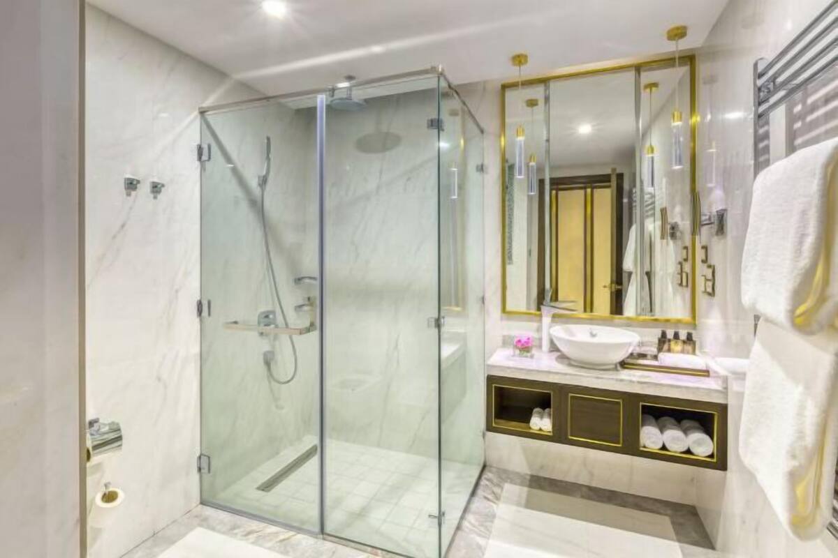 Shower, rainfall showerhead, free toiletries, hair dryer