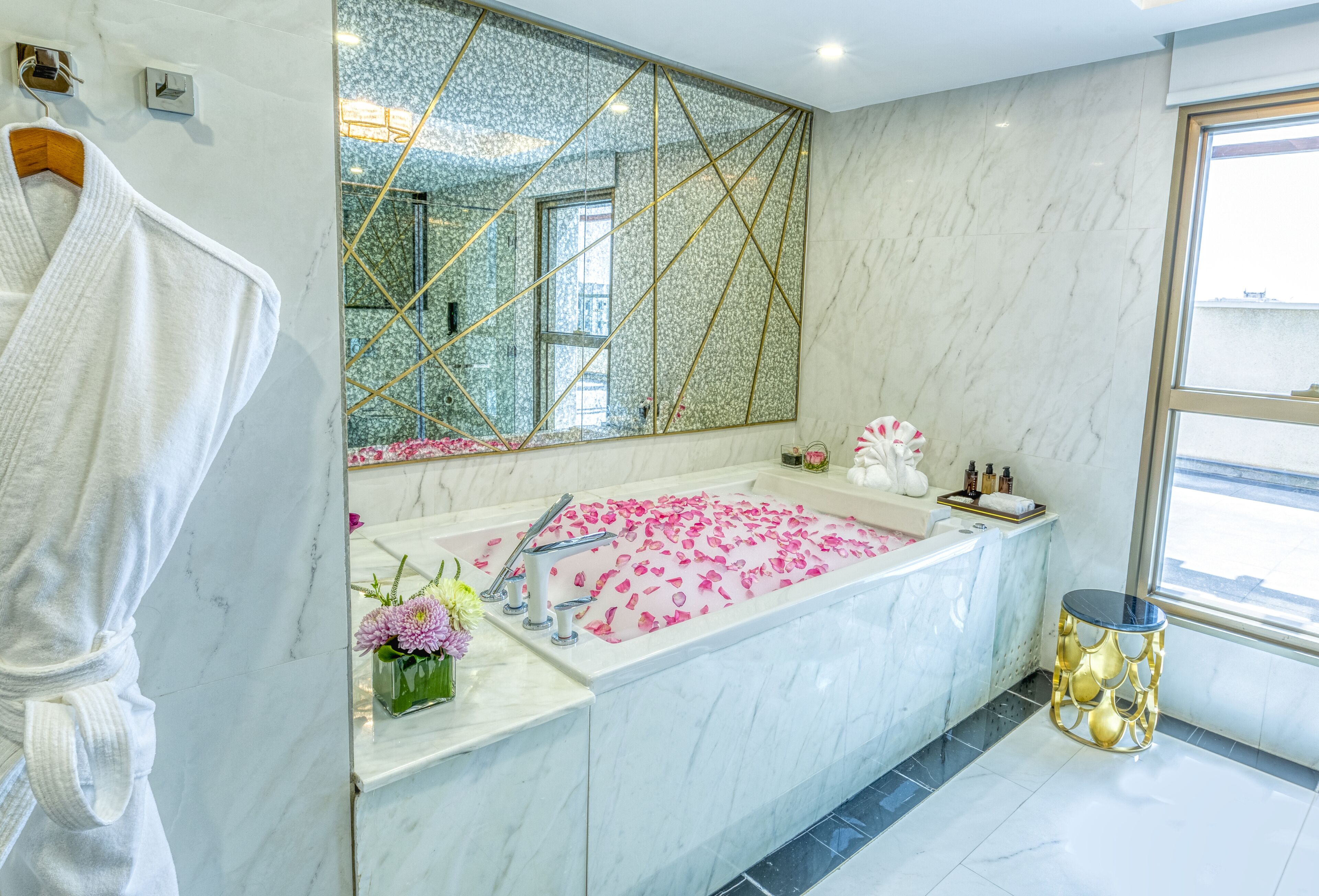 Presidential Suite | Bathroom | Shower, rainfall showerhead, free toiletries, hair dryer