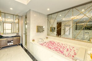 Suite presidencial | Bany | Dutxa, capçal de dutxa tipus cascada i articles de tocador gratuïts 