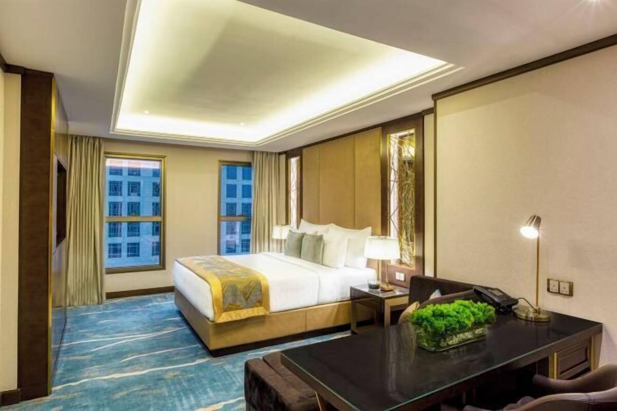 Premium bedding, down duvets, free minibar items, in-room safe