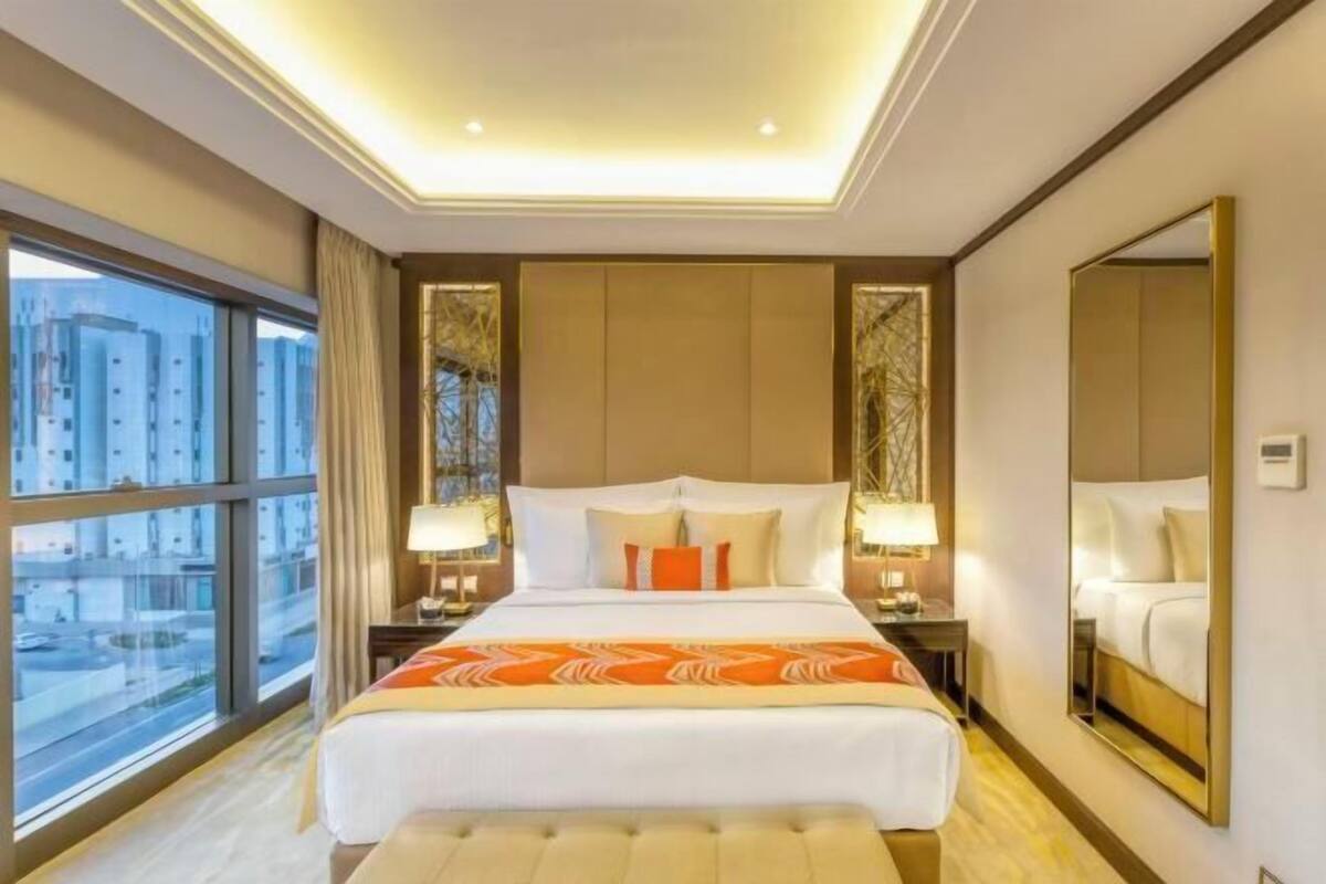 Premium bedding, down duvets, free minibar items, in-room safe