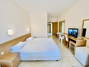 1 bedroom, desk, free WiFi, bed sheets - Trakia Plaza Apartment (Sunny Beach)