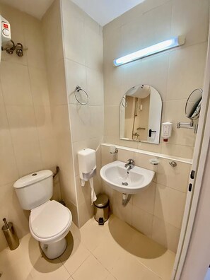 Combined shower/bathtub, towels, shampoo, toilet paper - Trakia Plaza Apartment (Sunny Beach)