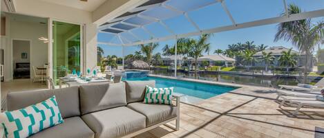 Piscina a l'aire lliure i piscina climatitzada