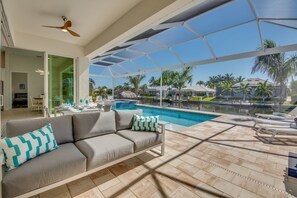 Alberca al aire libre y alberca climatizada