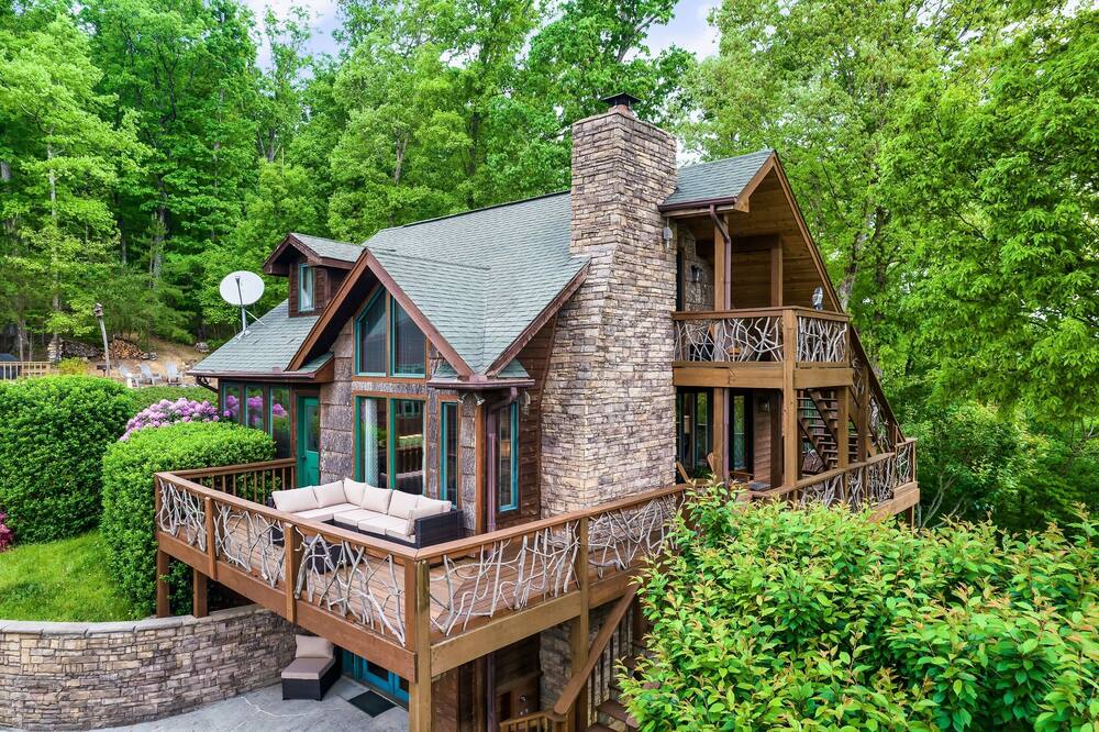 Private Mountain View Luxury Cabin with Hiking Trails, Creek, Games,and More!