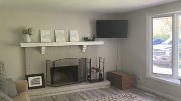 Smart TV, fireplace