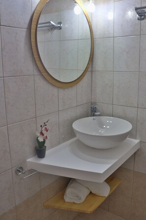 Family Duplex | Bathroom | Shower, hair dryer, towels - Kassiopi Mare Maisonettes (Corfu)