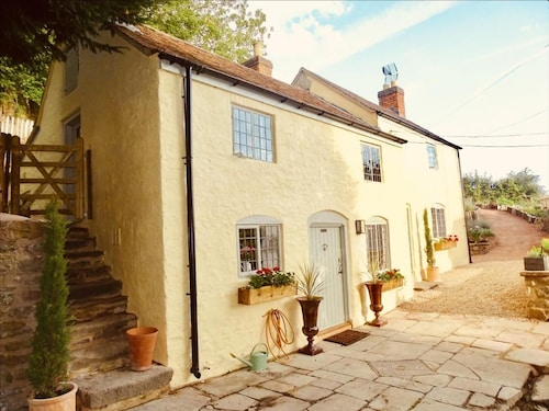 Impeccable 3-bed 17th Century Luxury Cottage