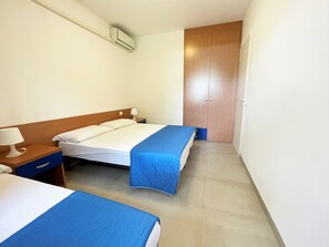 1 quarto, cofres nos quartos, roupa de cama