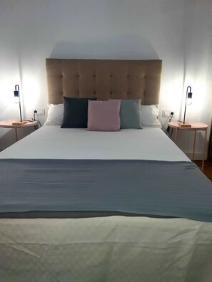 3 chambres, fer et planche à repasser, Wi-Fi, draps fournis