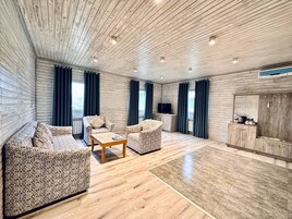 Casa de campo ejecutiva | Zona de estar | Televisión LED de 72 pulgadas con canales por cable, una televisión