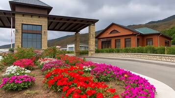 Vista frontal de la propiedad