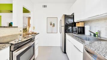 Frigorífic, microones, forn i placa de cuina