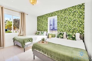 2 chambres, bureau, fer et planche à repasser, lit de bébé portatif