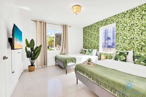 2 bedrooms, desk, iron/ironing board, travel crib - 2BR + Bay View+ Pool |Step To Beach (Hollywood)