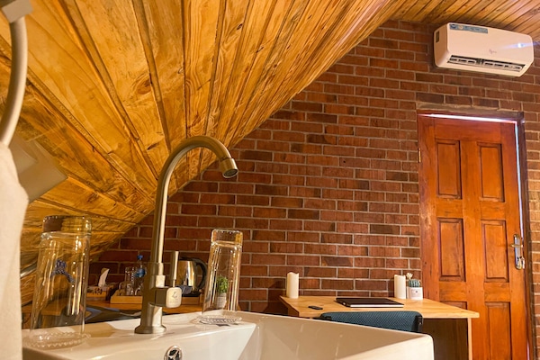Habitació doble Deluxe, balcó | Bany | Dutxa, capçal de dutxa tipus cascada i articles de tocador gratuïts
