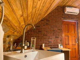 Habitación Deluxe doble, balcón | Baño | Ducha y cabezal de ducha tipo lluvia