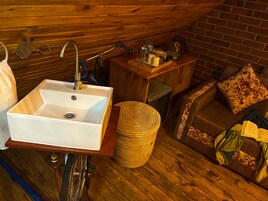 Habitación Deluxe doble, balcón | Sábanas de algodón egipcio y ropa de cama de alta calidad